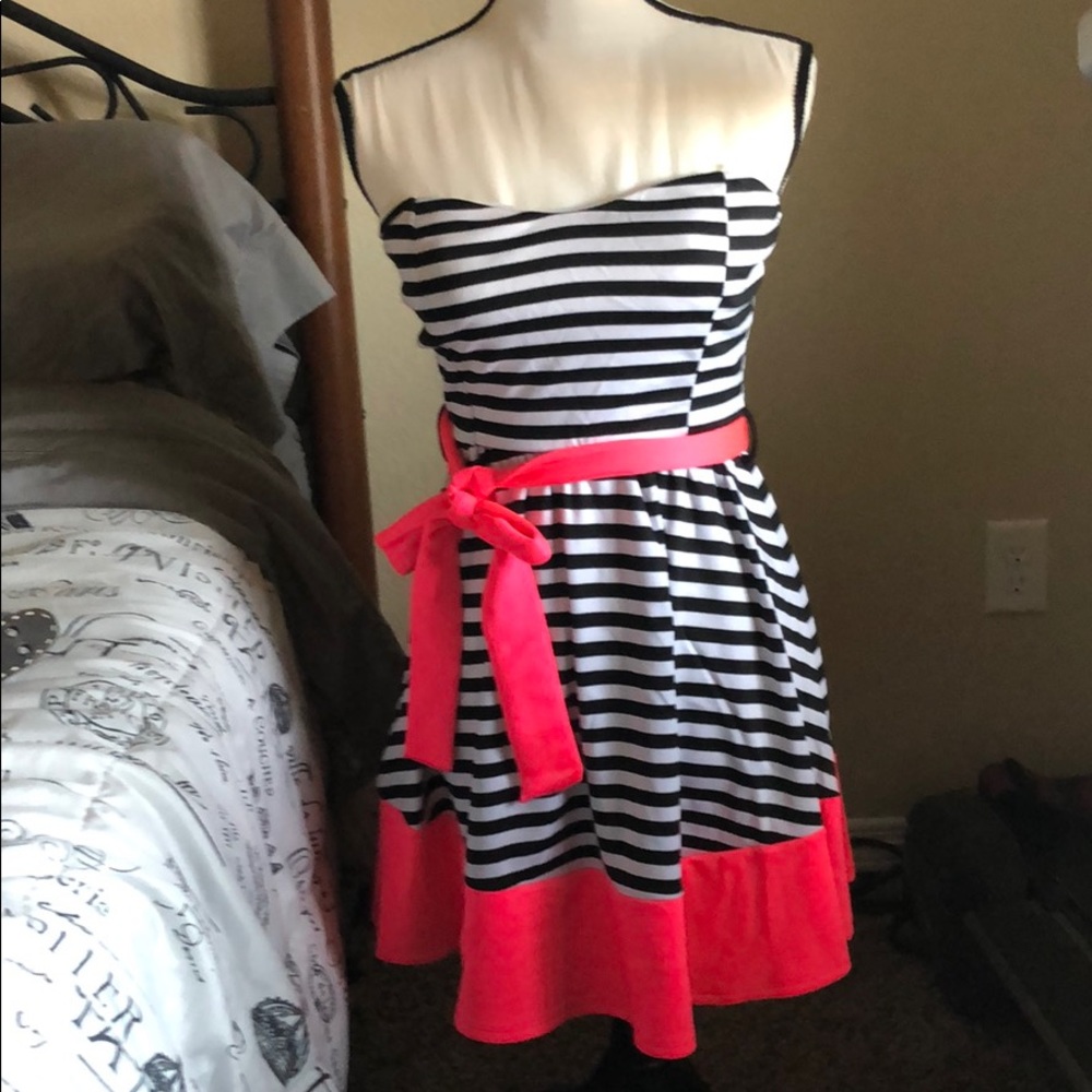 BNWOT cute strapless dress